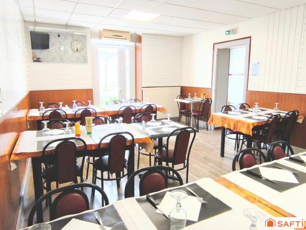 Rare, ce bel ensemble commercial comprenant un vaste restaurant traditionnel réputé et son appartement de fonction