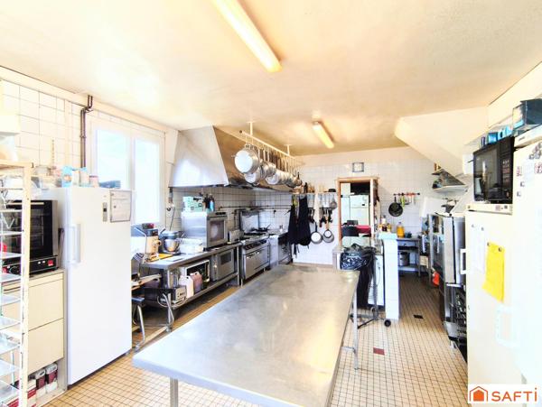 Rare, ce bel ensemble commercial comprenant un vaste restaurant traditionnel réputé et son appartement de fonction