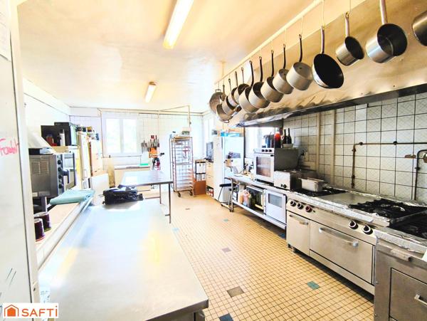 Rare, ce bel ensemble commercial comprenant un vaste restaurant traditionnel réputé et son appartement de fonction