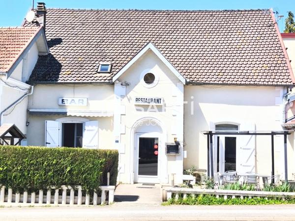 Rare, ce bel ensemble commercial comprenant un vaste restaurant traditionnel réputé et son appartement de fonction