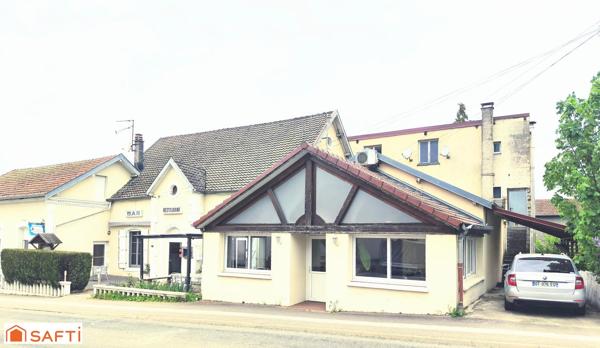 Rare, ce bel ensemble commercial comprenant un vaste restaurant traditionnel réputé et son appartement de fonction