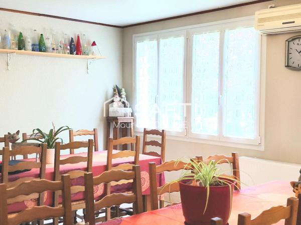 Rare, ce bel ensemble commercial comprenant un vaste restaurant traditionnel réputé et son appartement de fonction