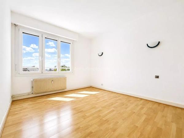 Vente                                                      Appartement
                        
                     2 pièces                      48 m2                     à Reims