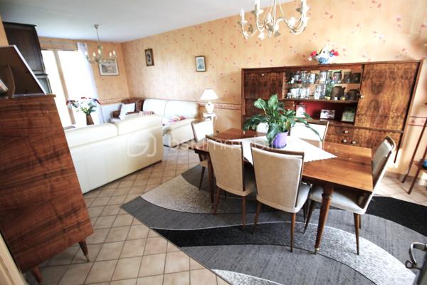 Découvrez cette charmante maison de 81 m² nichée dans un cadre très bien situé proche de toutes commodités. 

Construite en 1988 de Type 4 avec 3 Chambres bien distribuées. 

Garage attenant de 28m2 + combles au dessus pour du rangement supplémentaire.  

Cette maison lumineuse comprend quatre pièces bien agencées, et s'ouvre sur une terrasse. Parfait pour ceux qui recherchent la quiétude d'un espace extérieur.

Chauffage électrique + Chauffe eau 
A noté une très faible Taxe Foncière 

Cette demeure est une opportunité rare à ne pas manquer. 

Contactez moi au 07 77 05 61 98 si intéressé
Jérôme JOUAULT expert de confiance en immobilier.