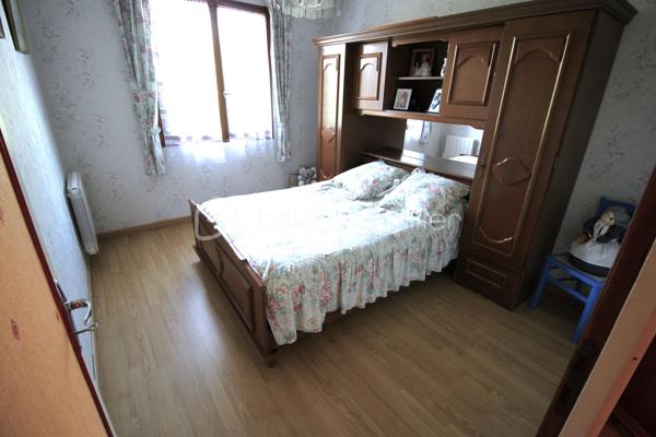Découvrez cette charmante maison de 81 m² nichée dans un cadre très bien situé proche de toutes commodités. 

Construite en 1988 de Type 4 avec 3 Chambres bien distribuées. 

Garage attenant de 28m2 + combles au dessus pour du rangement supplémentaire.  

Cette maison lumineuse comprend quatre pièces bien agencées, et s'ouvre sur une terrasse. Parfait pour ceux qui recherchent la quiétude d'un espace extérieur.

Chauffage électrique + Chauffe eau 
A noté une très faible Taxe Foncière 

Cette demeure est une opportunité rare à ne pas manquer. 

Contactez moi au 07 77 05 61 98 si intéressé
Jérôme JOUAULT expert de confiance en immobilier.