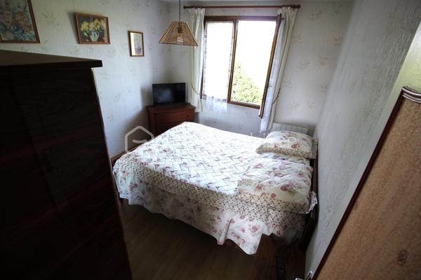 Découvrez cette charmante maison de 81 m² nichée dans un cadre très bien situé proche de toutes commodités. 

Construite en 1988 de Type 4 avec 3 Chambres bien distribuées. 

Garage attenant de 28m2 + combles au dessus pour du rangement supplémentaire.  

Cette maison lumineuse comprend quatre pièces bien agencées, et s'ouvre sur une terrasse. Parfait pour ceux qui recherchent la quiétude d'un espace extérieur.

Chauffage électrique + Chauffe eau 
A noté une très faible Taxe Foncière 

Cette demeure est une opportunité rare à ne pas manquer. 

Contactez moi au 07 77 05 61 98 si intéressé
Jérôme JOUAULT expert de confiance en immobilier.