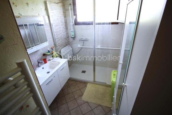 Découvrez cette charmante maison de 81 m² nichée dans un cadre très bien situé proche de toutes commodités. 

Construite en 1988 de Type 4 avec 3 Chambres bien distribuées. 

Garage attenant de 28m2 + combles au dessus pour du rangement supplémentaire.  

Cette maison lumineuse comprend quatre pièces bien agencées, et s'ouvre sur une terrasse. Parfait pour ceux qui recherchent la quiétude d'un espace extérieur.

Chauffage électrique + Chauffe eau 
A noté une très faible Taxe Foncière 

Cette demeure est une opportunité rare à ne pas manquer. 

Contactez moi au 07 77 05 61 98 si intéressé
Jérôme JOUAULT expert de confiance en immobilier.