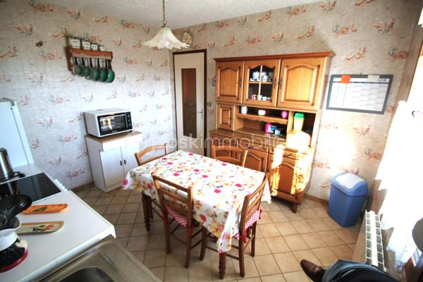 Découvrez cette charmante maison de 81 m² nichée dans un cadre très bien situé proche de toutes commodités. 

Construite en 1988 de Type 4 avec 3 Chambres bien distribuées. 

Garage attenant de 28m2 + combles au dessus pour du rangement supplémentaire.  

Cette maison lumineuse comprend quatre pièces bien agencées, et s'ouvre sur une terrasse. Parfait pour ceux qui recherchent la quiétude d'un espace extérieur.

Chauffage électrique + Chauffe eau 
A noté une très faible Taxe Foncière 

Cette demeure est une opportunité rare à ne pas manquer. 

Contactez moi au 07 77 05 61 98 si intéressé
Jérôme JOUAULT expert de confiance en immobilier.