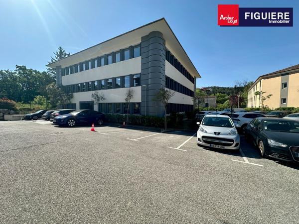BUREAUX EN ÉTAGE CLOISONNÉS À LOUER AU THOLONET