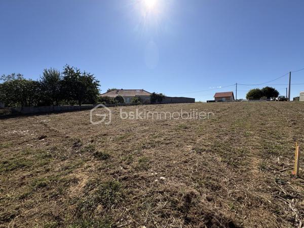 Belle opportunité avec certificat d'urbanisme opérationnel !

Nous vous proposons à la vente un terrain constructible de 1523 m² situé à Boulin (Hautes-Pyrénées), bénéficiant d'un certificat d'urbanisme opérationnel.

Idéalement situé à Boulin, ce terrain bénéficie d'un cadre de vie paisible au cœur des Hautes-Pyrénées, tout en restant accessible et proche des commodités locales.     Un emplacement idéal alliant calme de la campagne et proximité immédiate des commerces, regroupement scolaire, arrêt de bus...
il se situe à moins de 2 minutes du centre du village de Boulin, 5 minutes de Séméac, 10 minutes de Tarbes, 10 minutes d'Orleix 

Caractéristiques du terrain :
Surface : 1523 m²
Exposition : Plein Sud
Type de sol : Argileux (typique du département)
Assainissement : Individuel

Viabilisation et études :
Réseaux : Eau et électricité en bordure de route
Certificat d'urbanisme : Opérationnel ✓
Étude géotechnique G1 : Réalisée ✓
Étude G2 : À réaliser à la charge du vendeur

Urbanisme :
PLU : Commune couverte par un Plan Local d'Urbanisme avec OAP (Orientations d'Aménagement et de Programmation)

Informations financières :
Prix : 45 000 € FAI (frais d'agence inclus)
Prix attractif pour un terrain de cette surface

N'hésitez pas à me contacter pour obtenir plus d'informations ou organiser une visite sur place.