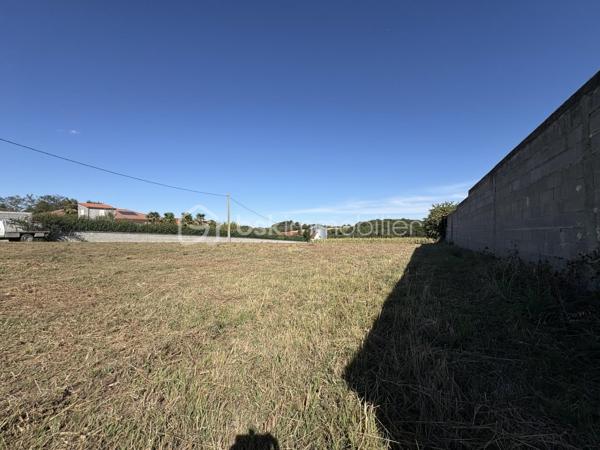 Belle opportunité avec certificat d'urbanisme opérationnel !

Nous vous proposons à la vente un terrain constructible de 1523 m² situé à Boulin (Hautes-Pyrénées), bénéficiant d'un certificat d'urbanisme opérationnel.

Idéalement situé à Boulin, ce terrain bénéficie d'un cadre de vie paisible au cœur des Hautes-Pyrénées, tout en restant accessible et proche des commodités locales.     Un emplacement idéal alliant calme de la campagne et proximité immédiate des commerces, regroupement scolaire, arrêt de bus...
il se situe à moins de 2 minutes du centre du village de Boulin, 5 minutes de Séméac, 10 minutes de Tarbes, 10 minutes d'Orleix 

Caractéristiques du terrain :
Surface : 1523 m²
Exposition : Plein Sud
Type de sol : Argileux (typique du département)
Assainissement : Individuel

Viabilisation et études :
Réseaux : Eau et électricité en bordure de route
Certificat d'urbanisme : Opérationnel ✓
Étude géotechnique G1 : Réalisée ✓
Étude G2 : À réaliser à la charge du vendeur

Urbanisme :
PLU : Commune couverte par un Plan Local d'Urbanisme avec OAP (Orientations d'Aménagement et de Programmation)

Informations financières :
Prix : 45 000 € FAI (frais d'agence inclus)
Prix attractif pour un terrain de cette surface

N'hésitez pas à me contacter pour obtenir plus d'informations ou organiser une visite sur place.