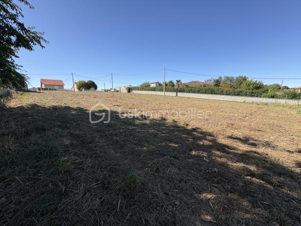 Belle opportunité avec certificat d'urbanisme opérationnel !

Nous vous proposons à la vente un terrain constructible de 1523 m² situé à Boulin (Hautes-Pyrénées), bénéficiant d'un certificat d'urbanisme opérationnel.

Idéalement situé à Boulin, ce terrain bénéficie d'un cadre de vie paisible au cœur des Hautes-Pyrénées, tout en restant accessible et proche des commodités locales.     Un emplacement idéal alliant calme de la campagne et proximité immédiate des commerces, regroupement scolaire, arrêt de bus...
il se situe à moins de 2 minutes du centre du village de Boulin, 5 minutes de Séméac, 10 minutes de Tarbes, 10 minutes d'Orleix 

Caractéristiques du terrain :
Surface : 1523 m²
Exposition : Plein Sud
Type de sol : Argileux (typique du département)
Assainissement : Individuel

Viabilisation et études :
Réseaux : Eau et électricité en bordure de route
Certificat d'urbanisme : Opérationnel ✓
Étude géotechnique G1 : Réalisée ✓
Étude G2 : À réaliser à la charge du vendeur

Urbanisme :
PLU : Commune couverte par un Plan Local d'Urbanisme avec OAP (Orientations d'Aménagement et de Programmation)

Informations financières :
Prix : 45 000 € FAI (frais d'agence inclus)
Prix attractif pour un terrain de cette surface

N'hésitez pas à me contacter pour obtenir plus d'informations ou organiser une visite sur place.