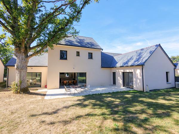 Maison contemporaine de 7 pièces d'environ 165 m² avec un terrain 1200 m² Les Garennes Sur Loire  à seulement 10 minutes au sud d'Angers