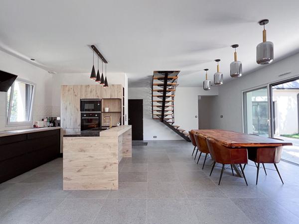 Maison contemporaine de 7 pièces d'environ 165 m² avec un terrain 1200 m² Les Garennes Sur Loire  à seulement 10 minutes au sud d'Angers