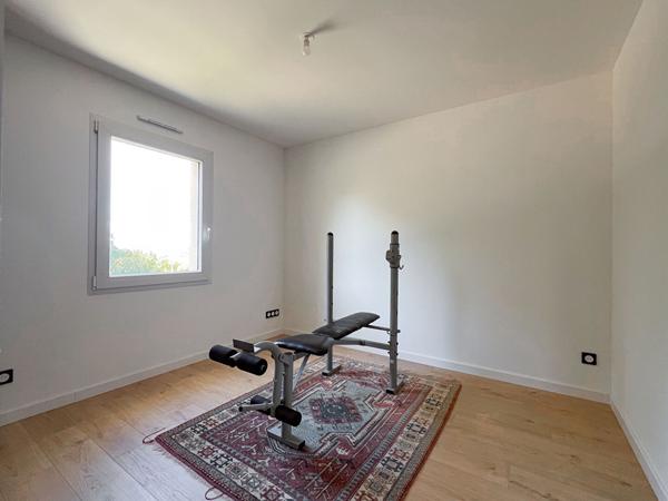 Maison contemporaine de 7 pièces d'environ 165 m² avec un terrain 1200 m² Les Garennes Sur Loire  à seulement 10 minutes au sud d'Angers