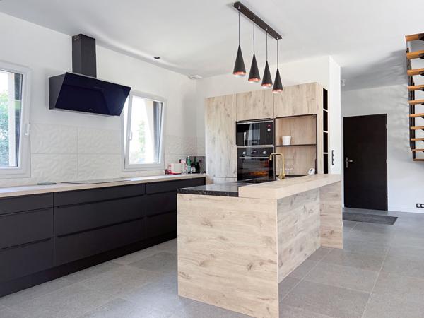 Maison contemporaine de 7 pièces d'environ 165 m² avec un terrain 1200 m² Les Garennes Sur Loire  à seulement 10 minutes au sud d'Angers
