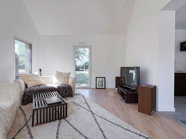 Maison contemporaine de 7 pièces d'environ 165 m² avec un terrain 1200 m² Les Garennes Sur Loire  à seulement 10 minutes au sud d'Angers