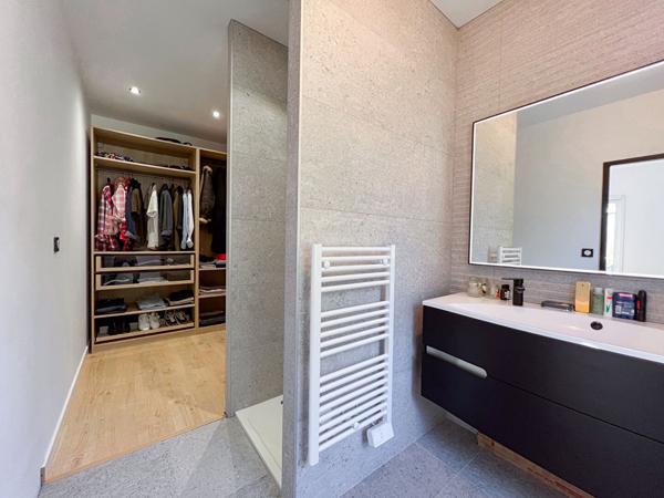 Maison contemporaine de 7 pièces d'environ 165 m² avec un terrain 1200 m² Les Garennes Sur Loire  à seulement 10 minutes au sud d'Angers