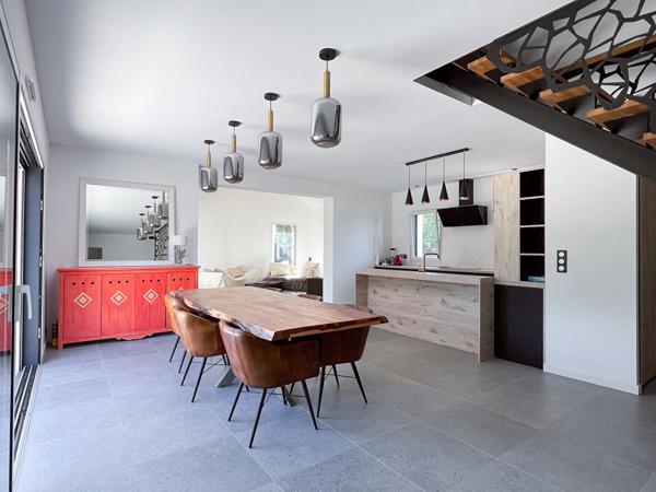 Maison contemporaine de 7 pièces d'environ 165 m² avec un terrain 1200 m² Les Garennes Sur Loire  à seulement 10 minutes au sud d'Angers