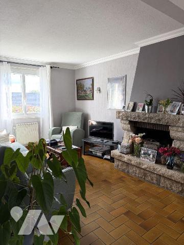 A Vendre à Quimper, dans le quartier d'Ergué-Armel , en impasse, belle maison traditionnelle de...