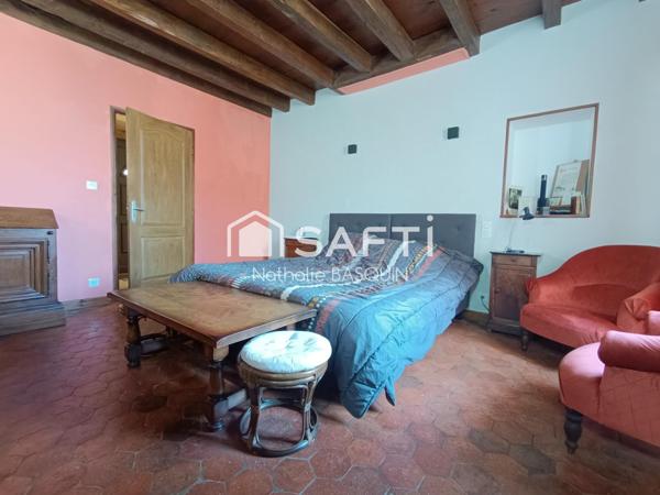 Buxy, jolie maison en pierre  au calme avec vue