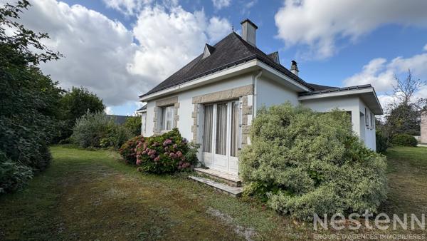 À proximité d'une future zone commerciale, maison à rénover avec beau potentiel