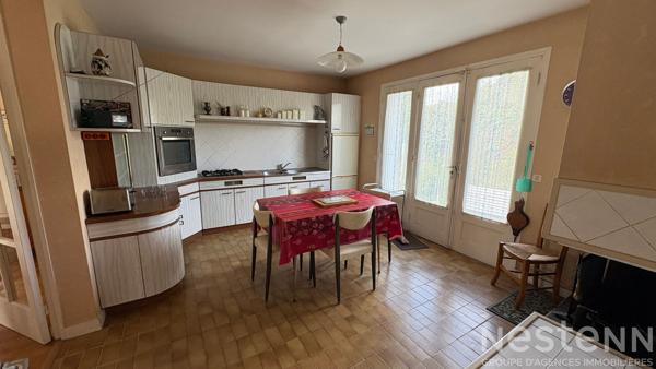 À proximité d'une future zone commerciale, maison à rénover avec beau potentiel