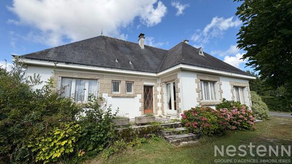 À proximité d'une future zone commerciale, maison à rénover avec beau potentiel