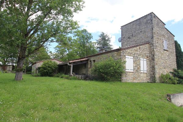 A VENDRE PROPRIETE DE CAMPAGNE FLANQUEE DE SON PIGEONNIER EN PLEINE CAMPAGNE ..