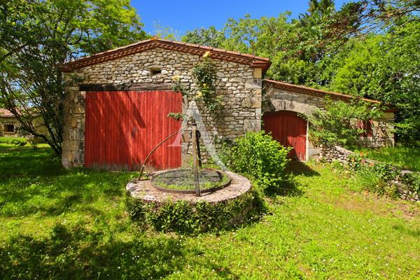 A VENDRE PROPRIETE DE CAMPAGNE FLANQUEE DE SON PIGEONNIER EN PLEINE CAMPAGNE ..
