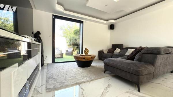 LE MUY - Villa récente aux volumes généreux et à l’architecture fonctionnelle