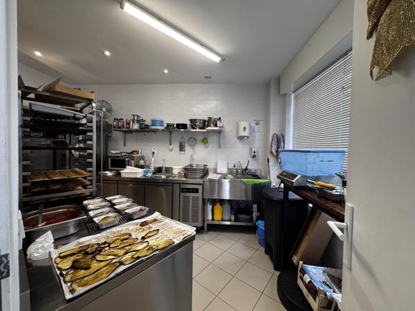 Fonds De Commerce
        
        - 70 m² Exclusivité 165 000 € *