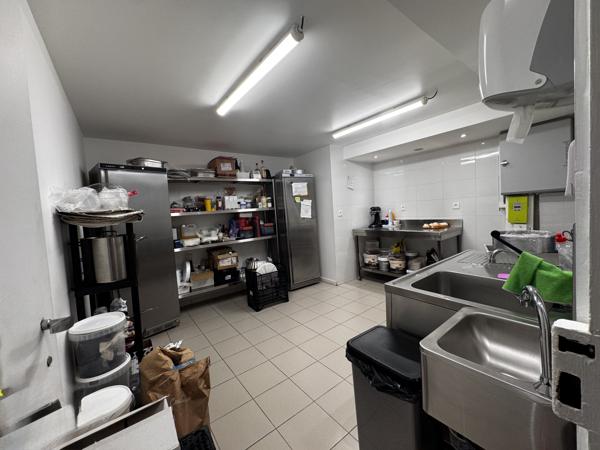 Fonds De Commerce
        
        - 70 m² Exclusivité 165 000 € *