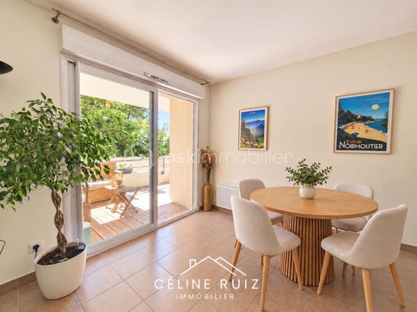 Dans une copropriété récente datant de 2012, découvrez cet appartement bénéficiant d’une vue intimiste sur un environnement verdoyant, sans aucun vis-à-vis.
Situé en rez-de-jardin surélevé, il donne sur un espace paysager privatif calme avec accès sécurisé, à l’écart de tout passage.

Il profite d’un emplacement privilégié, rue de Roc-Épine, à proximité immédiate de toutes les commodités :

- arrêt de bus Garenne à 1 minute à pied ;
- centre commercial Leclerc Albert-Camus à 9 minutes à pied ;
- parc de la Garenne accessible en quelques pas grâce à un accès privatif depuis la résidence.

Le stationnement est facile et gratuit dans le quartier. L’appartement dispose également d’une place de parking privative en sous-sol.

L’APPARTEMENT
La pièce de vie offre un bel espace convivial de 32 m² comprenant une cuisine moderne, aménagée et équipée. Elle se prolonge vers une agréable terrasse couverte.

Parfaitement séparé de l’espace de vie, le coin nuit est desservi par un couloir fonctionnel doté de grands placards de rangement.

Il comprend :
deux belles chambres, dont une avec placard intégré et accès direct à la terrasse ;
une grande salle de bains ;
un WC indépendant.
un couloir fonctionnel avec 3 grands placards intégrés

La résidence bénéficie également de deux jardins privatifs et sécurisés, exclusivement réservés aux résidents, ainsi que d’un accès direct au parc de la Garenne.

Construite en 2012, la copropriété est parfaitement entretenue et aucuns travaux ne sont à prévoir.

À noter : la porte d’entrée de l’appartement a récemment été remplacée afin d’améliorer ses performances d’isolation phonique et thermique.
Un appartement clé en main, fonctionnel et tourné vers la verdure.
