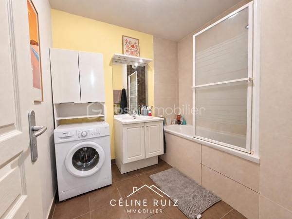 Dans une copropriété récente datant de 2012, découvrez cet appartement bénéficiant d’une vue intimiste sur un environnement verdoyant, sans aucun vis-à-vis.
Situé en rez-de-jardin surélevé, il donne sur un espace paysager privatif calme avec accès sécurisé, à l’écart de tout passage.

Il profite d’un emplacement privilégié, rue de Roc-Épine, à proximité immédiate de toutes les commodités :

- arrêt de bus Garenne à 1 minute à pied ;
- centre commercial Leclerc Albert-Camus à 9 minutes à pied ;
- parc de la Garenne accessible en quelques pas grâce à un accès privatif depuis la résidence.

Le stationnement est facile et gratuit dans le quartier. L’appartement dispose également d’une place de parking privative en sous-sol.

L’APPARTEMENT
La pièce de vie offre un bel espace convivial de 32 m² comprenant une cuisine moderne, aménagée et équipée. Elle se prolonge vers une agréable terrasse couverte.

Parfaitement séparé de l’espace de vie, le coin nuit est desservi par un couloir fonctionnel doté de grands placards de rangement.

Il comprend :
deux belles chambres, dont une avec placard intégré et accès direct à la terrasse ;
une grande salle de bains ;
un WC indépendant.
un couloir fonctionnel avec 3 grands placards intégrés

La résidence bénéficie également de deux jardins privatifs et sécurisés, exclusivement réservés aux résidents, ainsi que d’un accès direct au parc de la Garenne.

Construite en 2012, la copropriété est parfaitement entretenue et aucuns travaux ne sont à prévoir.

À noter : la porte d’entrée de l’appartement a récemment été remplacée afin d’améliorer ses performances d’isolation phonique et thermique.
Un appartement clé en main, fonctionnel et tourné vers la verdure.