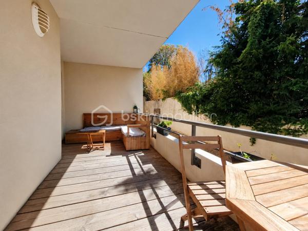 Dans une copropriété récente datant de 2012, découvrez cet appartement bénéficiant d’une vue intimiste sur un environnement verdoyant, sans aucun vis-à-vis.
Situé en rez-de-jardin surélevé, il donne sur un espace paysager privatif calme avec accès sécurisé, à l’écart de tout passage.

Il profite d’un emplacement privilégié, rue de Roc-Épine, à proximité immédiate de toutes les commodités :

- arrêt de bus Garenne à 1 minute à pied ;
- centre commercial Leclerc Albert-Camus à 9 minutes à pied ;
- parc de la Garenne accessible en quelques pas grâce à un accès privatif depuis la résidence.

Le stationnement est facile et gratuit dans le quartier. L’appartement dispose également d’une place de parking privative en sous-sol.

L’APPARTEMENT
La pièce de vie offre un bel espace convivial de 32 m² comprenant une cuisine moderne, aménagée et équipée. Elle se prolonge vers une agréable terrasse couverte.

Parfaitement séparé de l’espace de vie, le coin nuit est desservi par un couloir fonctionnel doté de grands placards de rangement.

Il comprend :
deux belles chambres, dont une avec placard intégré et accès direct à la terrasse ;
une grande salle de bains ;
un WC indépendant.
un couloir fonctionnel avec 3 grands placards intégrés

La résidence bénéficie également de deux jardins privatifs et sécurisés, exclusivement réservés aux résidents, ainsi que d’un accès direct au parc de la Garenne.

Construite en 2012, la copropriété est parfaitement entretenue et aucuns travaux ne sont à prévoir.

À noter : la porte d’entrée de l’appartement a récemment été remplacée afin d’améliorer ses performances d’isolation phonique et thermique.
Un appartement clé en main, fonctionnel et tourné vers la verdure.