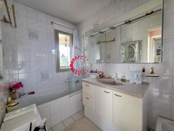 3 P 86 m² + loggias au calme avec vue proche village.