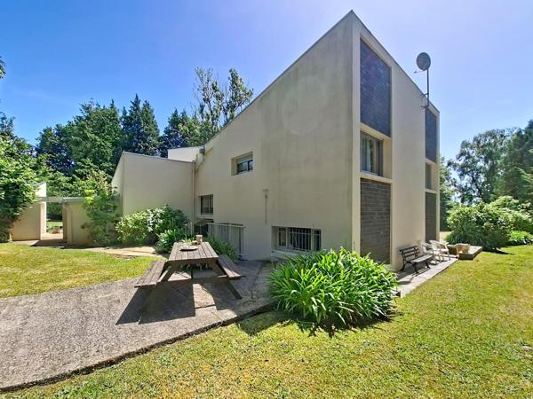Propriété d’exception à Lannion – Maison d’architecte au cœur d’un parc d’un hectare avec étang