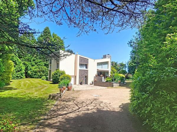 Propriété d’exception à Lannion – Maison d’architecte au cœur d’un parc d’un hectare avec étang