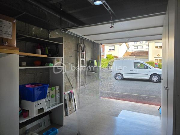 VISITE VIRTUELLE DISPONIBLE DANS CETTE ANNONCE

Maison "coup de cœur "sur un secteur résidentiel sécurisé, proche des commodités à pied.
Superficie habitable 94 m² 
Garage environ 15 m² 
Jardin
Une maison lumineuse, rénovée avec goût, sans aucun travaux, prête à vous accueillir.

Découvrez cette charmante maison individuelle, en copropriété, sur 2 niveaux, alliant confort, praticité et espace extérieur privatif.

 Au rez-de-chaussée
Un salon-cuisine convivial et fonctionnel, idéal pour les moments en famille ou entre amis. 
Des WC indépendants complètent ce niveau, ainsi qu'un accès direct au garage de 15 m², parfait pour votre véhicule ou un espace de rangement supplémentaire.
 
Extérieur
Un jardin d'environ 63 m² pour profiter du plein air en toute intimité sans contrainte d'entretien

 À l'étage
Un palier (permettant d'accueillir un espace bureau), dessert 3 belles chambres, dont l'une bénéficie d'un balcon privatif.
On y trouve également des WC séparés et une salle d'eau.

 Extérieur
Un jardin d'environ 63 m² pour profiter du plein air en toute intimité.

 Confort & économies : des atouts majeurs
Ce bien a fait l'objet de travaux récents qui garantissent confort et maîtrise des charges. 
Le chauffage est assuré par des radiateurs à inertie sèche complétés d'une climatisation réversible pour une utilisation aussi bien en hiver qu'en été. 
La production d'eau chaude est électrique, les fenêtres sont équipées de double vitrage et l'isolation a été entièrement refaite en 2021 par soufflage, garantissant d'excellentes performances thermiques. 
La toiture a été nettoyée il y a deux ans et l'assainissement collectif est conforme. 
La consommation énergétique est estimée à 1 450 € par an.

 Informations pratiques
La surface habitable est de 94 m² pour une surface loi Carrez de 92,28 m², avec un jardin privatif de 63 m² et un garage de 15 m². Les charges de copropriété s'élèvent à 110 € par trimestre, soit 440 € par an. 
La taxe foncière est de 1 625 € par an.

Bonus
Des armoires fixés dans le garage  sont inclus dans la vente — un vrai gain de temps et de budget pour les futurs acquéreurs !
Bien présenté par votre mandataire immobilier Caroline CASONATO BSK immobilier.
Contactez-moi pour plus d'informations et planifier une visite