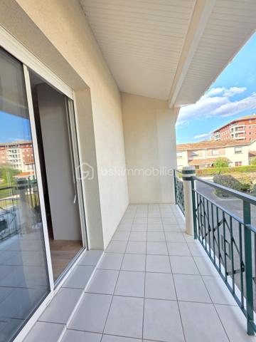 VISITE VIRTUELLE DISPONIBLE DANS CETTE ANNONCE

Maison "coup de cœur "sur un secteur résidentiel sécurisé, proche des commodités à pied.
Superficie habitable 94 m² 
Garage environ 15 m² 
Jardin
Une maison lumineuse, rénovée avec goût, sans aucun travaux, prête à vous accueillir.

Découvrez cette charmante maison individuelle, en copropriété, sur 2 niveaux, alliant confort, praticité et espace extérieur privatif.

 Au rez-de-chaussée
Un salon-cuisine convivial et fonctionnel, idéal pour les moments en famille ou entre amis. 
Des WC indépendants complètent ce niveau, ainsi qu'un accès direct au garage de 15 m², parfait pour votre véhicule ou un espace de rangement supplémentaire.
 
Extérieur
Un jardin d'environ 63 m² pour profiter du plein air en toute intimité sans contrainte d'entretien

 À l'étage
Un palier (permettant d'accueillir un espace bureau), dessert 3 belles chambres, dont l'une bénéficie d'un balcon privatif.
On y trouve également des WC séparés et une salle d'eau.

 Extérieur
Un jardin d'environ 63 m² pour profiter du plein air en toute intimité.

 Confort & économies : des atouts majeurs
Ce bien a fait l'objet de travaux récents qui garantissent confort et maîtrise des charges. 
Le chauffage est assuré par des radiateurs à inertie sèche complétés d'une climatisation réversible pour une utilisation aussi bien en hiver qu'en été. 
La production d'eau chaude est électrique, les fenêtres sont équipées de double vitrage et l'isolation a été entièrement refaite en 2021 par soufflage, garantissant d'excellentes performances thermiques. 
La toiture a été nettoyée il y a deux ans et l'assainissement collectif est conforme. 
La consommation énergétique est estimée à 1 450 € par an.

 Informations pratiques
La surface habitable est de 94 m² pour une surface loi Carrez de 92,28 m², avec un jardin privatif de 63 m² et un garage de 15 m². Les charges de copropriété s'élèvent à 110 € par trimestre, soit 440 € par an. 
La taxe foncière est de 1 625 € par an.

Bonus
Des armoires fixés dans le garage  sont inclus dans la vente — un vrai gain de temps et de budget pour les futurs acquéreurs !
Bien présenté par votre mandataire immobilier Caroline CASONATO BSK immobilier.
Contactez-moi pour plus d'informations et planifier une visite