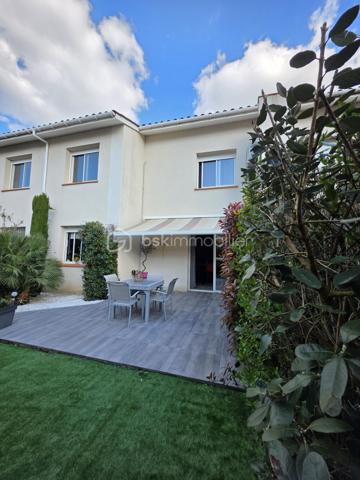 VISITE VIRTUELLE DISPONIBLE DANS CETTE ANNONCE

Maison "coup de cœur "sur un secteur résidentiel sécurisé, proche des commodités à pied.
Superficie habitable 94 m² 
Garage environ 15 m² 
Jardin
Une maison lumineuse, rénovée avec goût, sans aucun travaux, prête à vous accueillir.

Découvrez cette charmante maison individuelle, en copropriété, sur 2 niveaux, alliant confort, praticité et espace extérieur privatif.

 Au rez-de-chaussée
Un salon-cuisine convivial et fonctionnel, idéal pour les moments en famille ou entre amis. 
Des WC indépendants complètent ce niveau, ainsi qu'un accès direct au garage de 15 m², parfait pour votre véhicule ou un espace de rangement supplémentaire.
 
Extérieur
Un jardin d'environ 63 m² pour profiter du plein air en toute intimité sans contrainte d'entretien

 À l'étage
Un palier (permettant d'accueillir un espace bureau), dessert 3 belles chambres, dont l'une bénéficie d'un balcon privatif.
On y trouve également des WC séparés et une salle d'eau.

 Extérieur
Un jardin d'environ 63 m² pour profiter du plein air en toute intimité.

 Confort & économies : des atouts majeurs
Ce bien a fait l'objet de travaux récents qui garantissent confort et maîtrise des charges. 
Le chauffage est assuré par des radiateurs à inertie sèche complétés d'une climatisation réversible pour une utilisation aussi bien en hiver qu'en été. 
La production d'eau chaude est électrique, les fenêtres sont équipées de double vitrage et l'isolation a été entièrement refaite en 2021 par soufflage, garantissant d'excellentes performances thermiques. 
La toiture a été nettoyée il y a deux ans et l'assainissement collectif est conforme. 
La consommation énergétique est estimée à 1 450 € par an.

 Informations pratiques
La surface habitable est de 94 m² pour une surface loi Carrez de 92,28 m², avec un jardin privatif de 63 m² et un garage de 15 m². Les charges de copropriété s'élèvent à 110 € par trimestre, soit 440 € par an. 
La taxe foncière est de 1 625 € par an.

Bonus
Des armoires fixés dans le garage  sont inclus dans la vente — un vrai gain de temps et de budget pour les futurs acquéreurs !
Bien présenté par votre mandataire immobilier Caroline CASONATO BSK immobilier.
Contactez-moi pour plus d'informations et planifier une visite