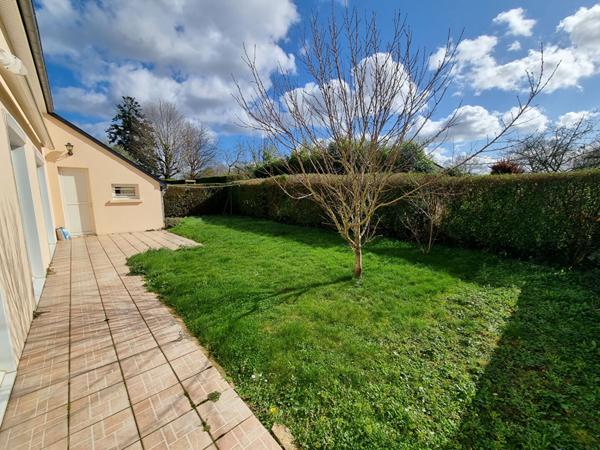 A vendre Maison BETTON, 143m², plus de 400m² de parcelle exposée SUD sans vis-à-vis, 5 chambres dont 2 au rez-de-chaussée, proximité immédiate du centre et de la gare