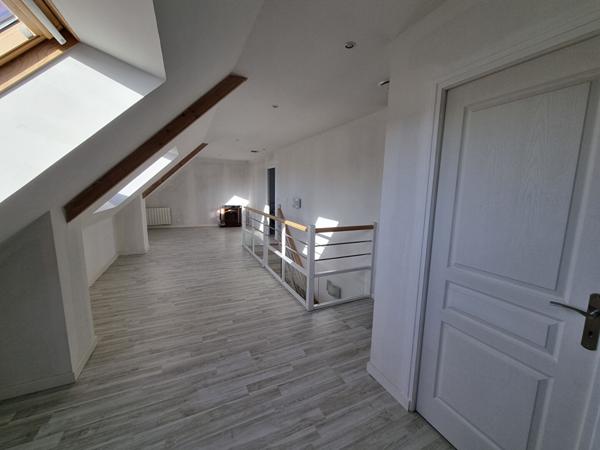 A vendre Maison BETTON, 143m², plus de 400m² de parcelle exposée SUD sans vis-à-vis, 5 chambres dont 2 au rez-de-chaussée, proximité immédiate du centre et de la gare