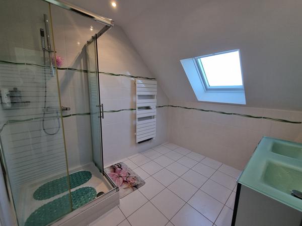 A vendre Maison BETTON, 143m², plus de 400m² de parcelle exposée SUD sans vis-à-vis, 5 chambres dont 2 au rez-de-chaussée, proximité immédiate du centre et de la gare