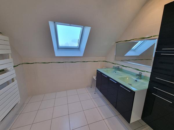 A vendre Maison BETTON, 143m², plus de 400m² de parcelle exposée SUD sans vis-à-vis, 5 chambres dont 2 au rez-de-chaussée, proximité immédiate du centre et de la gare