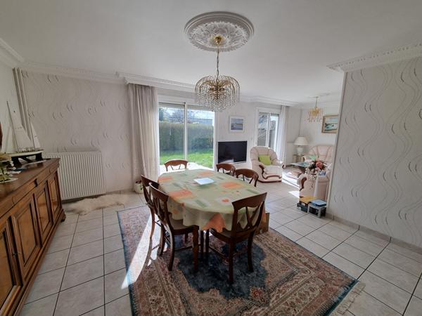 A vendre Maison BETTON, 143m², plus de 400m² de parcelle exposée SUD sans vis-à-vis, 5 chambres dont 2 au rez-de-chaussée, proximité immédiate du centre et de la gare