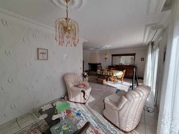 A vendre Maison BETTON, 143m², plus de 400m² de parcelle exposée SUD sans vis-à-vis, 5 chambres dont 2 au rez-de-chaussée, proximité immédiate du centre et de la gare