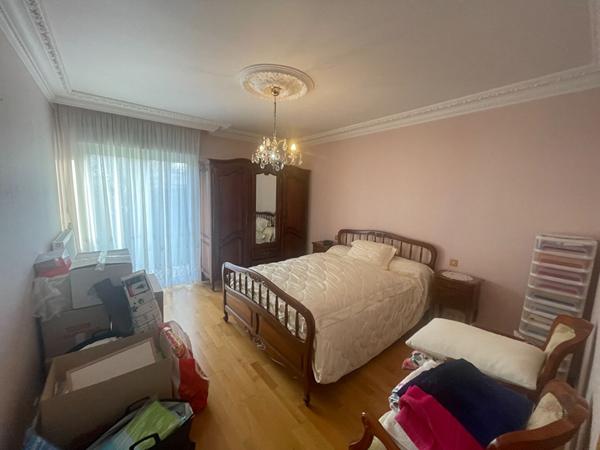 A vendre Maison BETTON, 143m², plus de 400m² de parcelle exposée SUD sans vis-à-vis, 5 chambres dont 2 au rez-de-chaussée, proximité immédiate du centre et de la gare