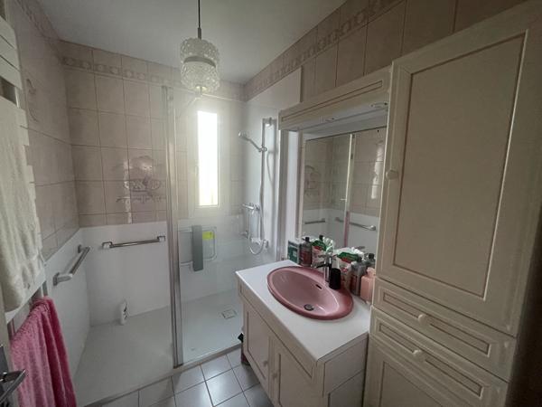 A vendre Maison BETTON, 143m², plus de 400m² de parcelle exposée SUD sans vis-à-vis, 5 chambres dont 2 au rez-de-chaussée, proximité immédiate du centre et de la gare